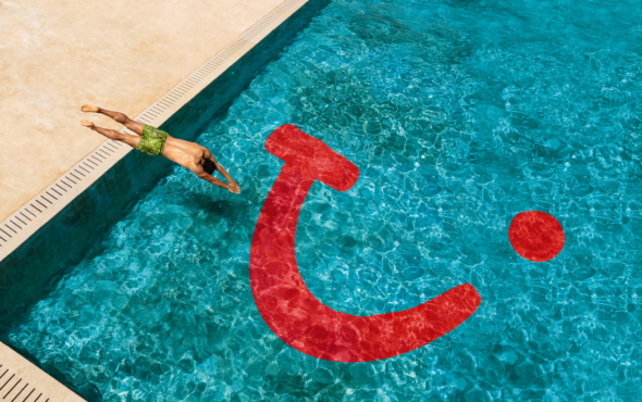 TVS_TUI_LIVE_HAPPY_Pool_2_Floating_Man_0089
